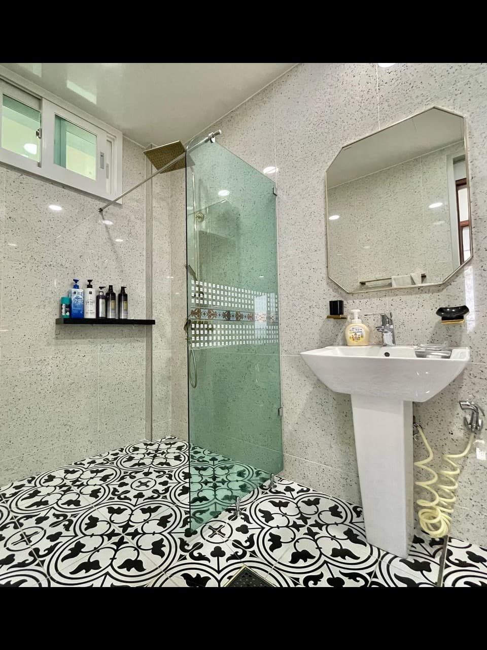 Terrazzo plitkali va naqshli poli hammom