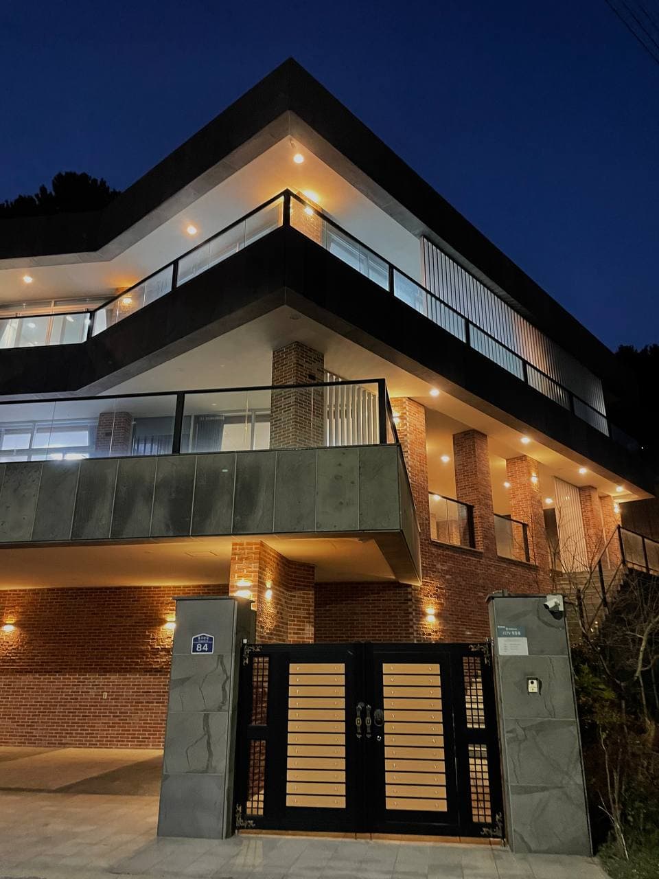 Shom paytida yorishayotgan villa fasadi